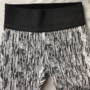 (EUC) Koral textured B&W cropped leggings XS